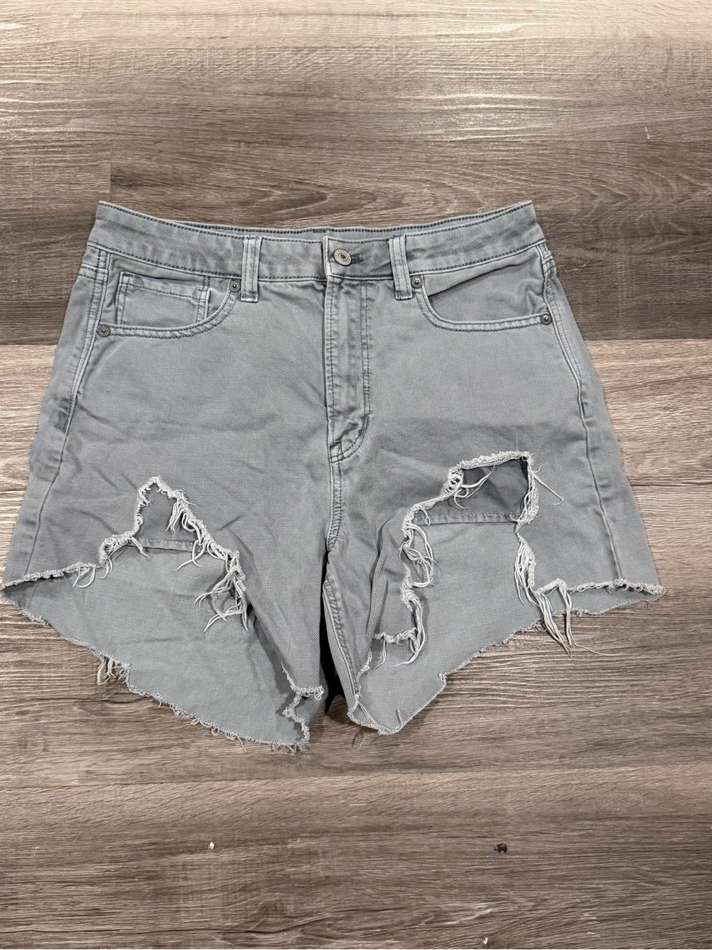 American Eagle Women’s Grey Denim Distressed Cut Off High Rise Mom Short Size 8